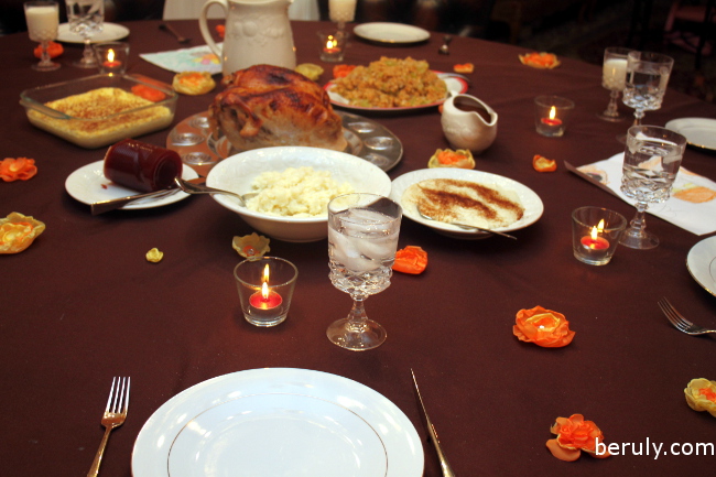 A simple but elegant touch sprinkling the flowers all over the Thanksgiving table!